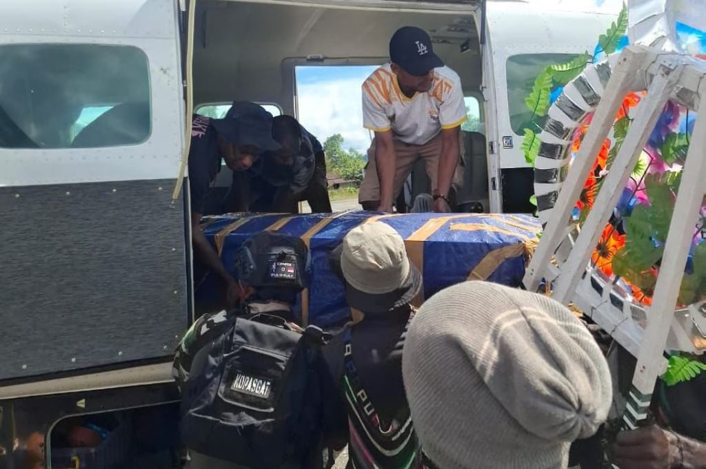 Momen Haru di Nduga: TNI dan Warga Bersama dalam Evakuasi Jenazah